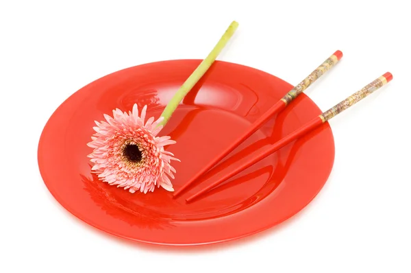 붉은 꽃과 접시 젓가락으로 — 스톡 사진