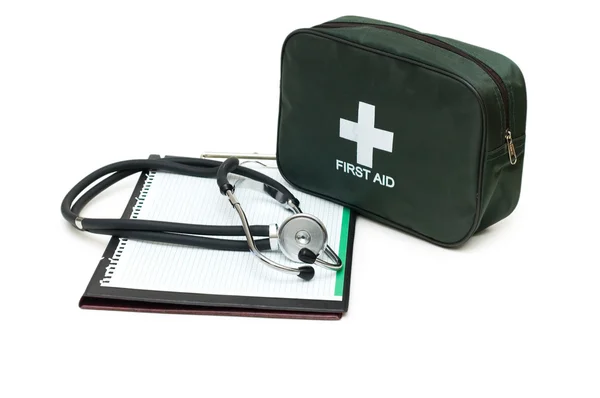 Комплект первой помощи, стетоскоп и блокнот — стоковое фото