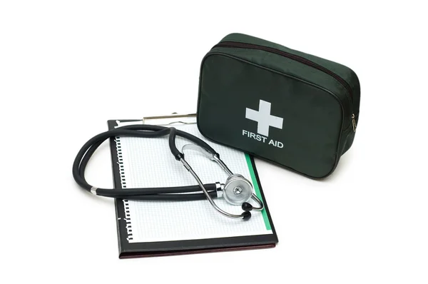 Комплект первой помощи, стетоскоп и блокнот — стоковое фото