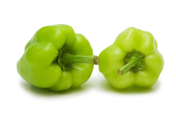 2 zielone papryki, na białym tle — Zdjęcie stockowe