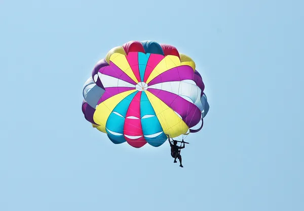 Paracaídas multicolor sobre el cielo —  Fotos de Stock