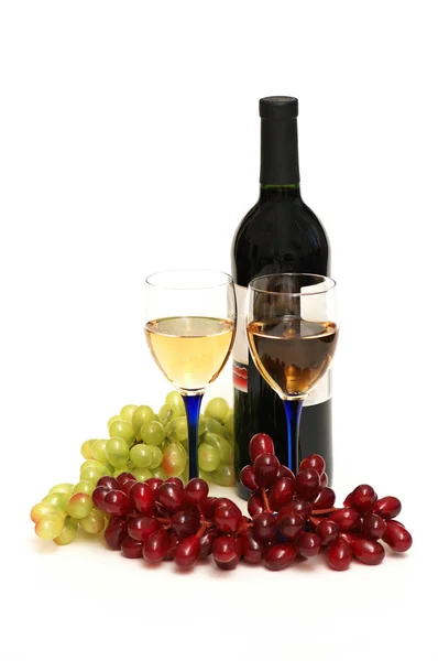 Deux verres de vin, bouteille et raisin — Photo