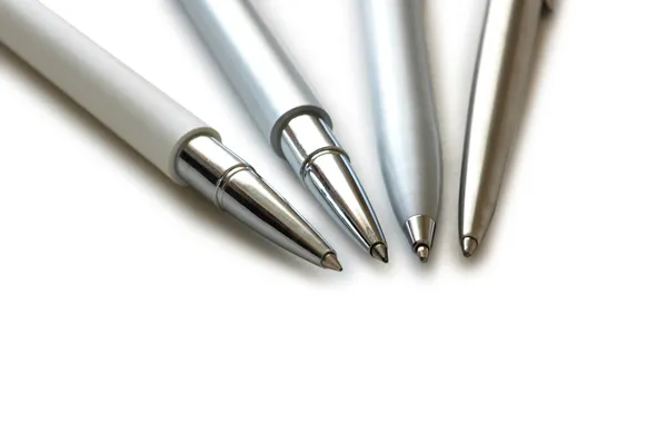 Quatre stylos isolés sur le blanc — Photo