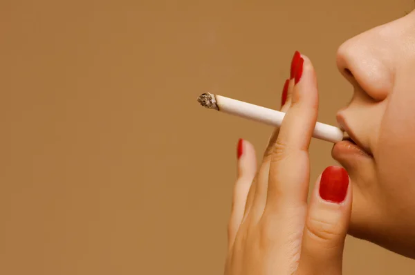 Mulher fumando o cigarro — Fotografia de Stock