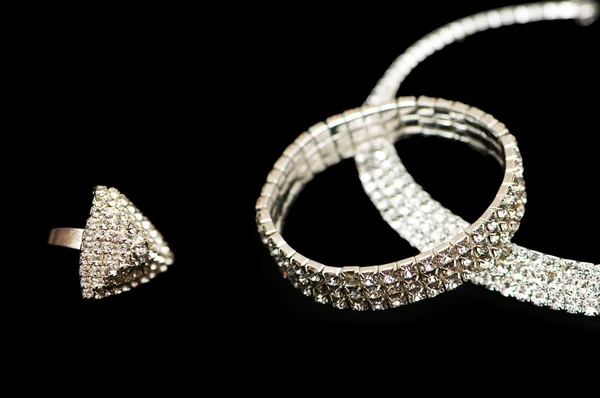 Pierścień, bransoletka i naszyjnik na białym tle — Zdjęcie stockowe
