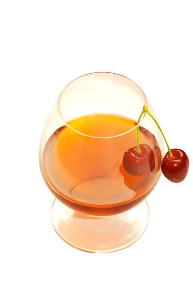Glas vin och körsbär isolerade — Stockfoto
