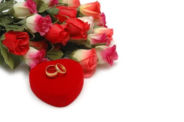Λουλούδια, κουτί σε σχήμα καρδιάς και δαχτυλίδια — Φωτογραφία Αρχείου