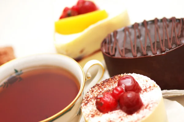 Tasse Tee und verschiedene Obstkuchen — Stockfoto