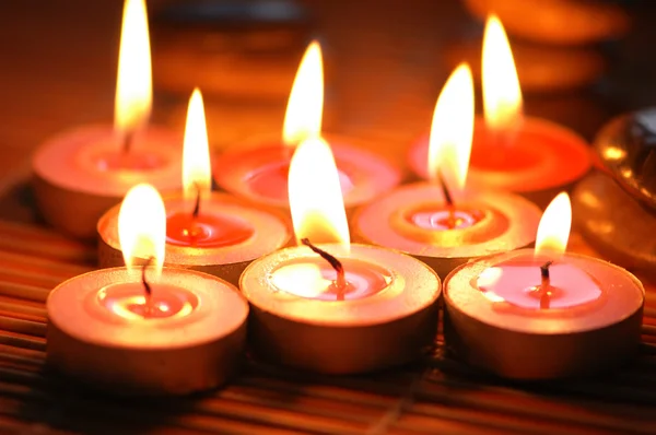 Горящие ароматические свечи — стоковое фото