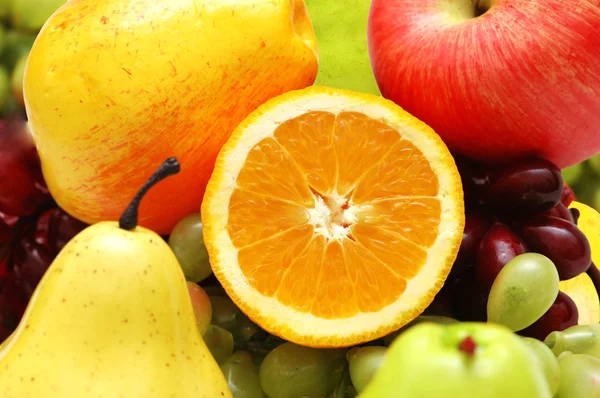 Напіврізаний апельсин та інші фрукти — стокове фото