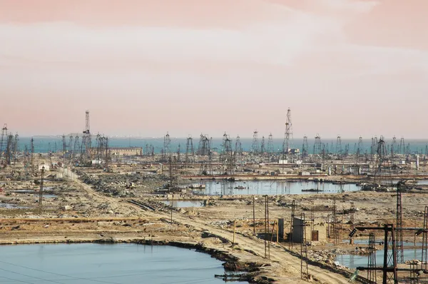 Muchos derricks de petróleo en la orilla cerca de Bakú — Foto de Stock