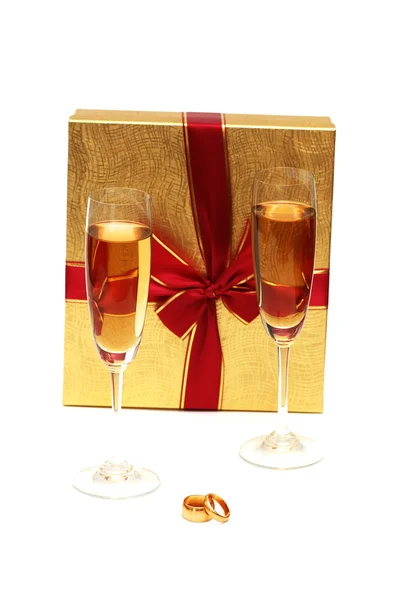 Dvě sklenice na víno, krabice a kroužky — Stock fotografie