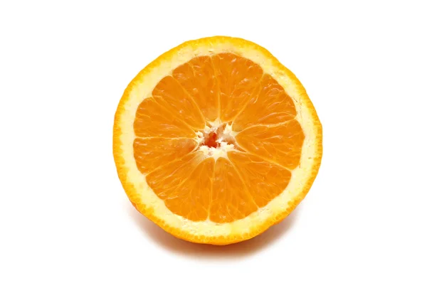 Medio corte de naranja aislado — Foto de Stock