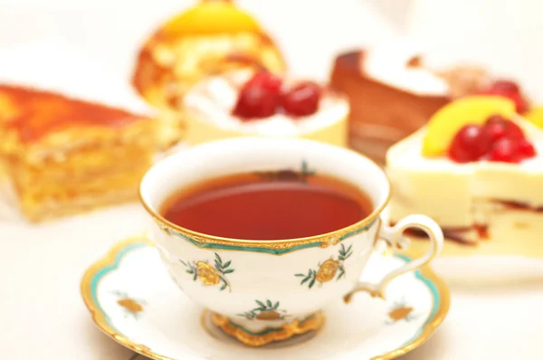 Fincan çay ve çeşitli Pastalar — Stok fotoğraf