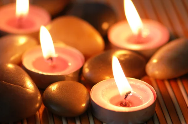 芳香蜡烛和鹅卵石 — 图库照片