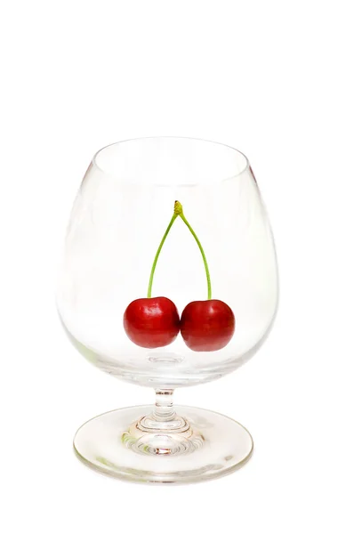 Glas met kersen geïsoleerd — Stockfoto