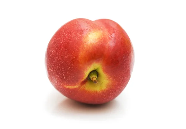 Roter Pfirsich isoliert auf dem weißen — Stockfoto