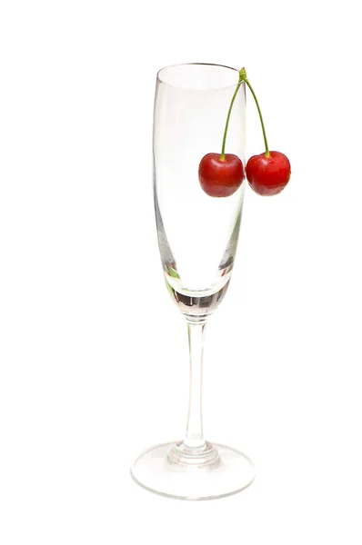 Glas mit Kirschen isoliert — Stockfoto