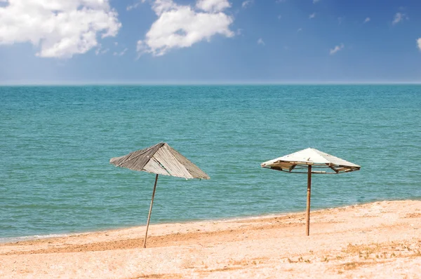 Two parasols on the beach in summer — Stock Photo, Image