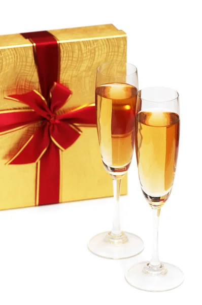 Caja de regalo y champán aislados —  Fotos de Stock