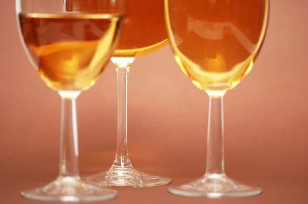 Τρία ποτήρια κρασιού για το μπέζ — Φωτογραφία Αρχείου