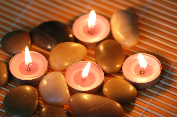 Aromatische kaarsen en kiezelstenen — Stockfoto