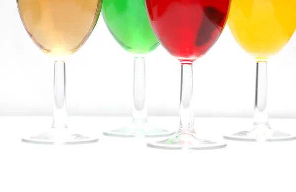 다양 한 색깔의 음료와 안경 — 스톡 사진