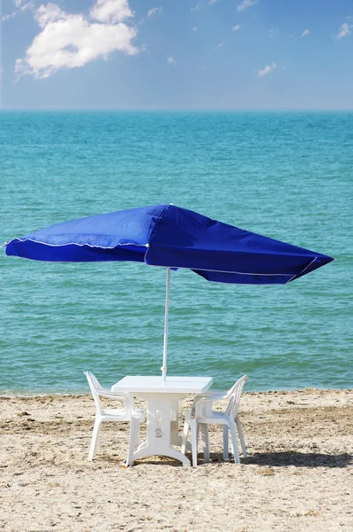 Tafel, stoelen en parasol — Stockfoto