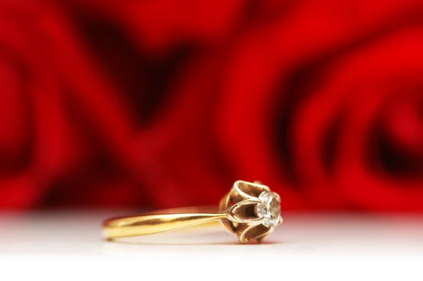 Алмазное кольцо и красная роза — стоковое фото