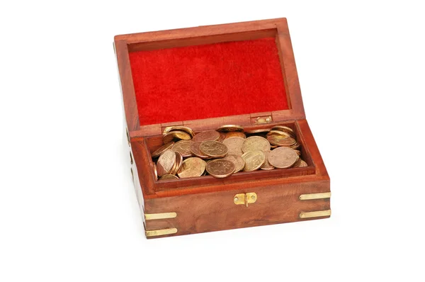 Peito cheio de moedas isoladas em branco — Fotografia de Stock