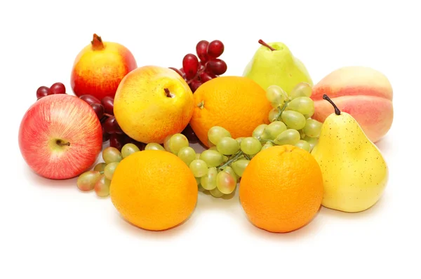 Çeşitli meyveler üzerinde beyaz izole — Stok fotoğraf