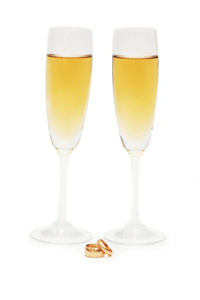 Dos copas de vino y anillos de boda —  Fotos de Stock
