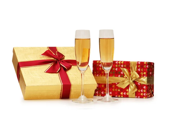Giftboxes en champagne geïsoleerd — Stockfoto