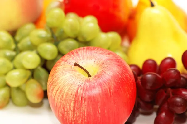 Kırmızı elma ve diğer meyveler — Stok fotoğraf