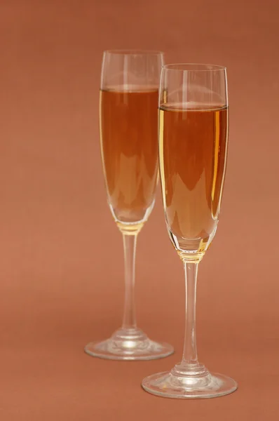 Δύο ποτήρια κρασιού για το μπέζ — Φωτογραφία Αρχείου