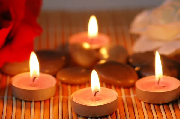 Aromaattiset kynttilät ja pikkukivet — kuvapankkivalokuva