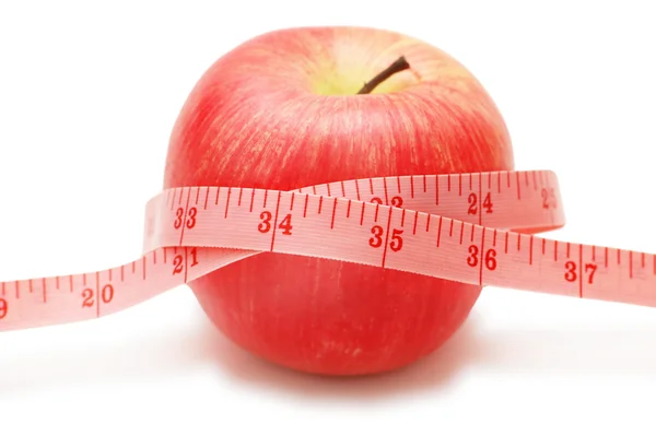 Червоне яблуко і вимірювальна стрічка — стокове фото