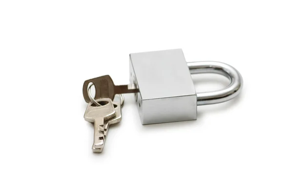 Srebrny kłódka i klucze na białym tle — Zdjęcie stockowe