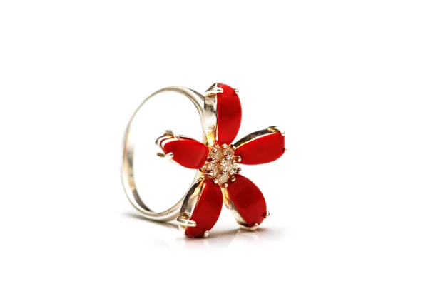 Ring met rode bloemblaadjes geïsoleerd — Stockfoto
