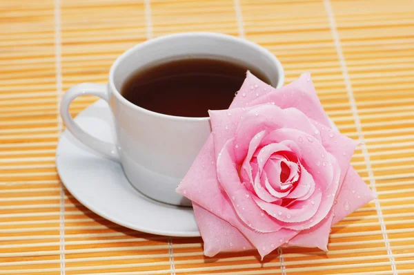 Hrnek černého čaje a růže — Stock fotografie