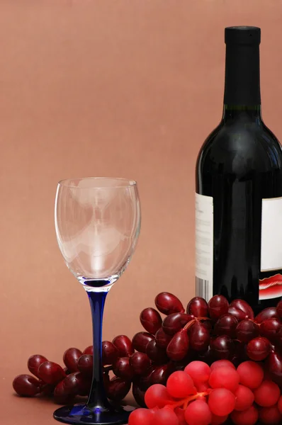 Copas de vino, uvas y botella —  Fotos de Stock