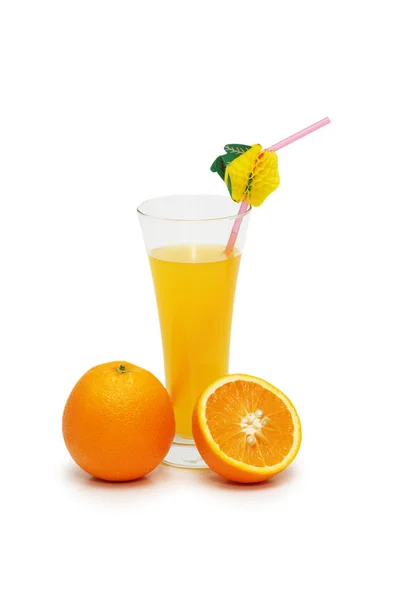 Апельсины и сок изолированы — стоковое фото