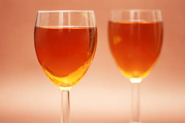 Biege の 2 つのワイングラス — ストック写真