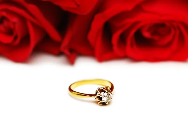 钻石戒指和玫瑰 — 图库照片