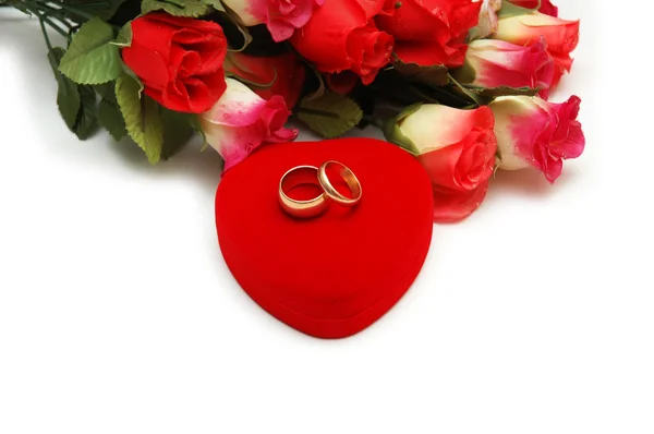 结婚戒指和孤立的玫瑰 — 图库照片