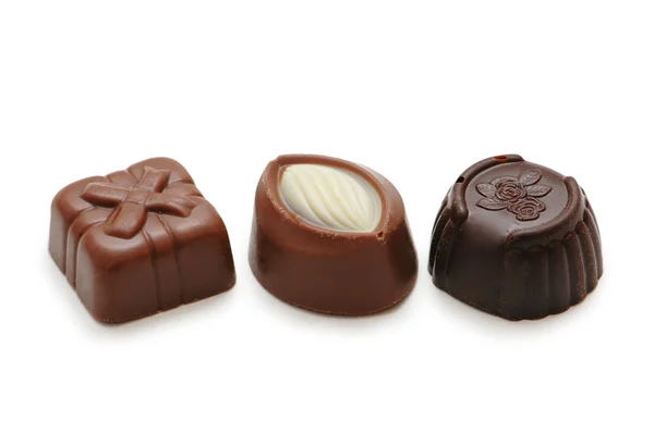 Trzy czekoladki na białym tle — Zdjęcie stockowe