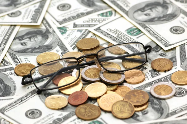 Американские долларов, очки для чтения — стоковое фото