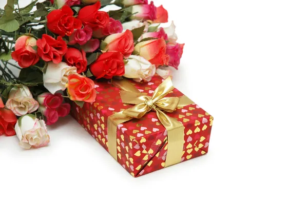 玫瑰和白色上孤立的礼品盒 — 图库照片