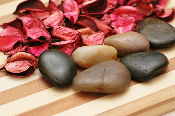 Kövek és az aromaterápia a szirmok — Stock Fotó
