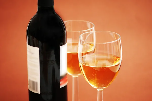 Dois copos de vinho e vinho — Fotografia de Stock
